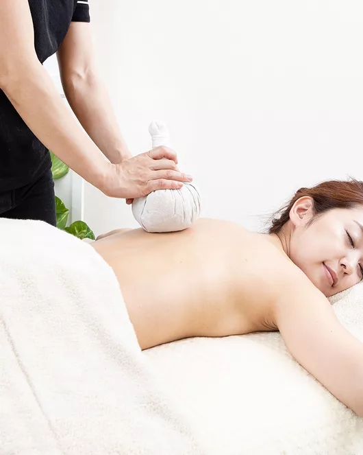 Lymphatic Detox Massage × Herbal Ball or Hot Stone Experience (90 minutes)
